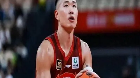 “狼队高层决策存疑，华子虽强难抵球队阵容失衡困境”